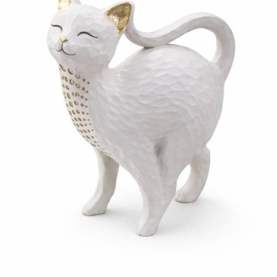 Estatueta decorativa de gato branco com detalhes dourados e textura martelada
