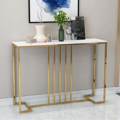 Mesa de consola branca com estrutura dourada, decorada com vasos e quadro azul