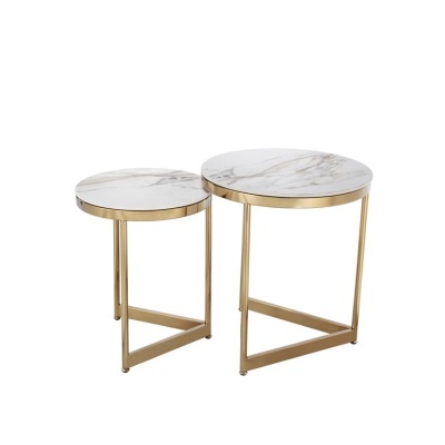 Conjunto de duas mesas redondas com tampo de mármore branco e base metálica dourada