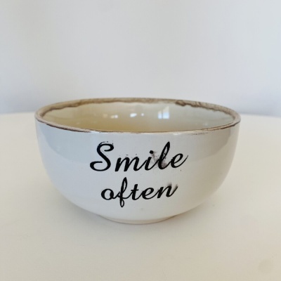 Taça branca de cerâmica com texto Smile often