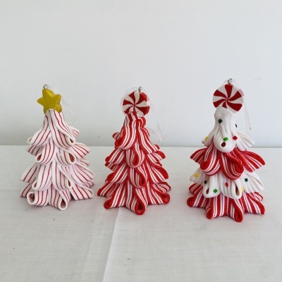 Três ornamentos de árvore de Natal em tecido listrado vermelho e branco