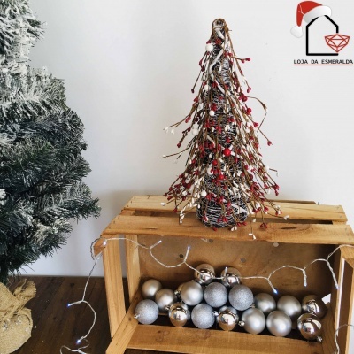 Árvore de Natal decorativa com bolas prateadas e douradas em caixa de madeira