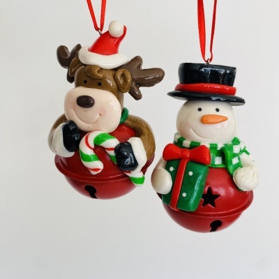 Dois enfeites de Natal com figuras da rena e boneco de neve em sinos vermelhos