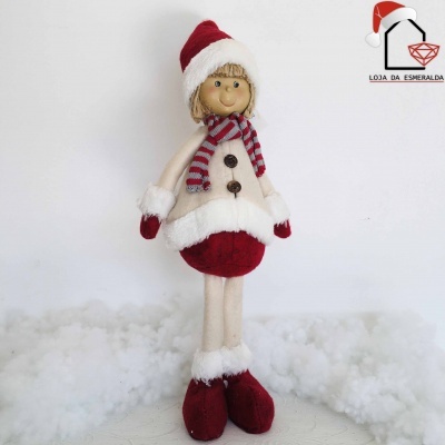 Boneco decorativo de Natal com roupa vermelha e bege e rosto sorridente