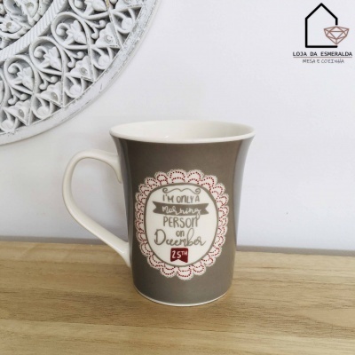 Caneca de cerâmica castanha e creme com texto decorativo