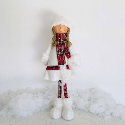 Boneca decorativa de inverno com roupa branca e detalhes em xadrez vermelho