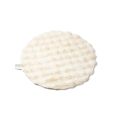 Almofada oval creme com textura enrugada