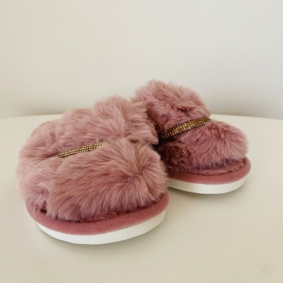 Chinelos cor de rosa felpudos com detalhes dourados e solas brancas