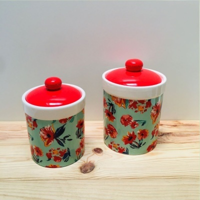 Frascos de cerâmica com tampa vermelha e padrão floral