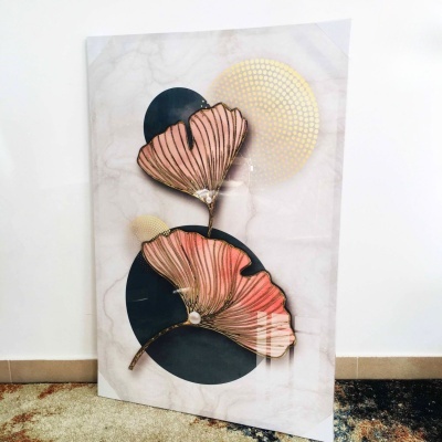 Quadro decorativo com flores rosas e douradas e fundos circulares pretos e amarelos