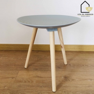 Mesa redonda cinza com pernas de madeira clara