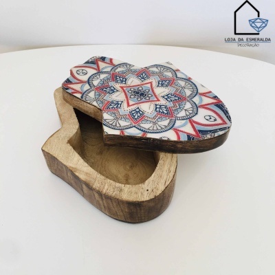 Caixa de madeira com tampa em forma de mão e padrão mandala colorido