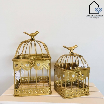 Dois suportes decorativos dourados em forma de gaiola com pássaros no topo