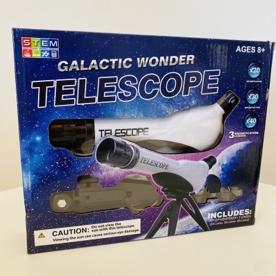 Caixa azul estrelada com telescópio branco e preto e informações do produto