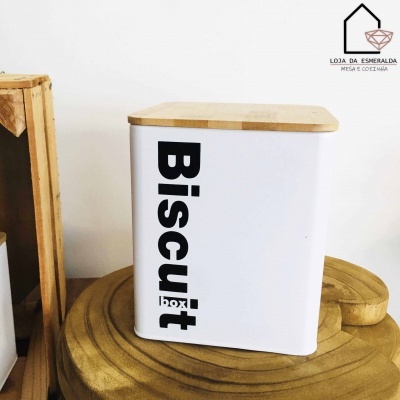 Recipiente metálico branco para bolachas com tampa em madeira clara e a palavra Biscuit em preto