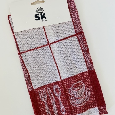 Pano de cozinha vermelho e branco com padrão de quadrados e ícones de talheres e chávena.