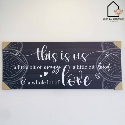 Quadro decorativo cinza escuro com texto branco com frase inspirational e corações brancos