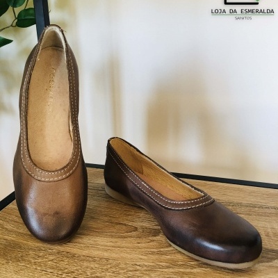 Sapatos de senhora em pele castanha escura com sola clara