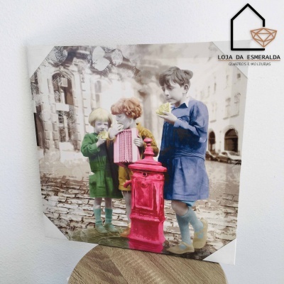 quadro com imagem de três crianças a beber numa rua antiga, com destaque em cores