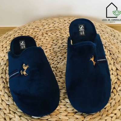 Chinelos masculinos azuis com bordado de cavalo e etiqueta colorida