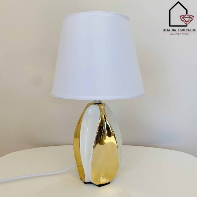 Candeeiro de mesa branco e dourado com abat-jour branco