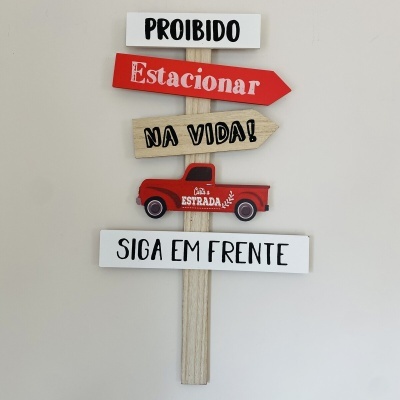Placa decorativa com texto e carro vermelho
