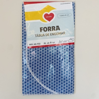 Forra azul com padrão branco para tábua de engomar com etiqueta indicativa