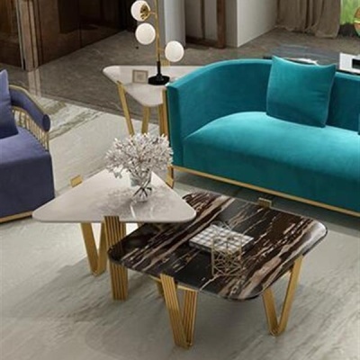 Mesa de centro dupla com tampo de mármore e pés dourados perto de sofás azuis