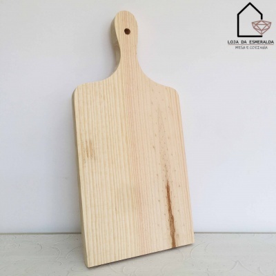 Tábua de cortar em madeira clara com cabo e furo para pendurar