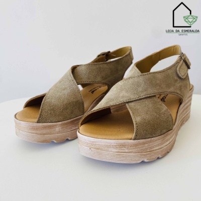 Sandálias femininas de cunha verde-oliva em camurça com sola de madeira clara