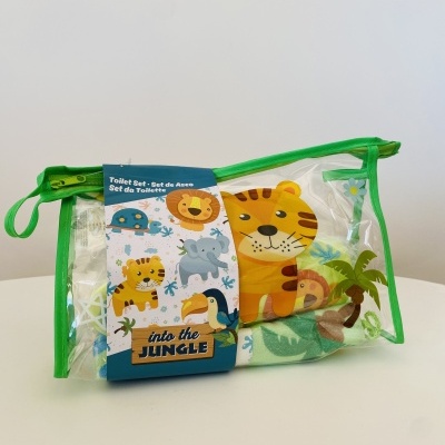Conjunto de higiene infantil em bolsa transparente com animais selvagens e texto 'into the JUNGLE'