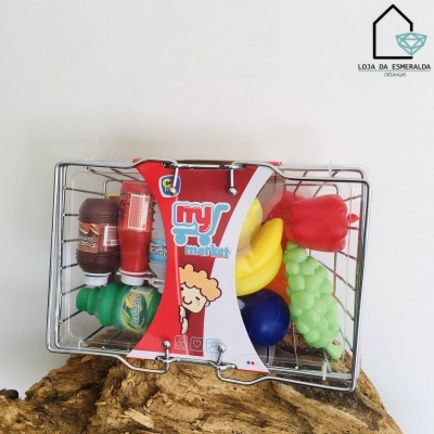 Carrinho de compras de metal com vários brinquedos de alimentos coloridos