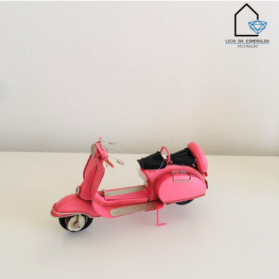 Miniatura de scooter cor-de-rosa em metal com detalhes pretos e prateados