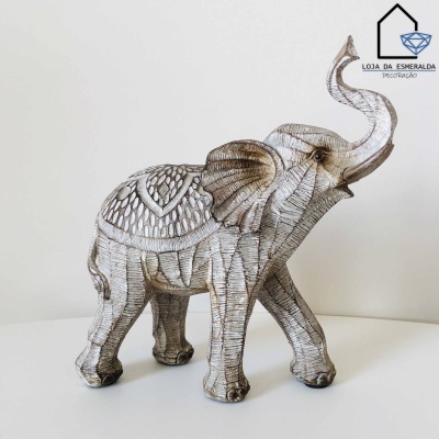 Figura de elefante decorativo branco e castanho com padrão esculpido em madeira