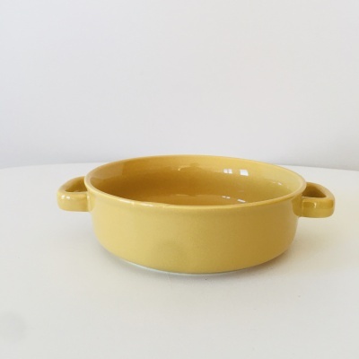 Caçarola redonda amarela em cerâmica com alças laterais