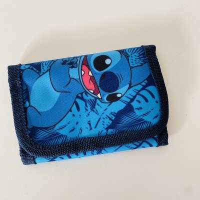 Carteira de tecido azul com personagem Stitch estampado