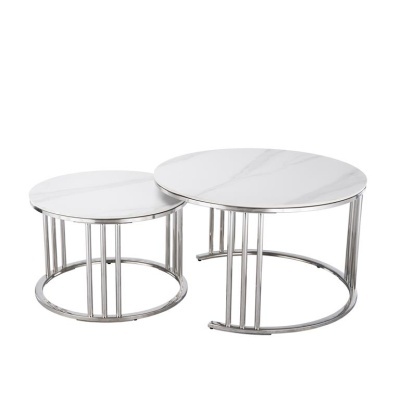 Conjunto de duas mesas de café redondas com tampo branco e estrutura metálica prateada