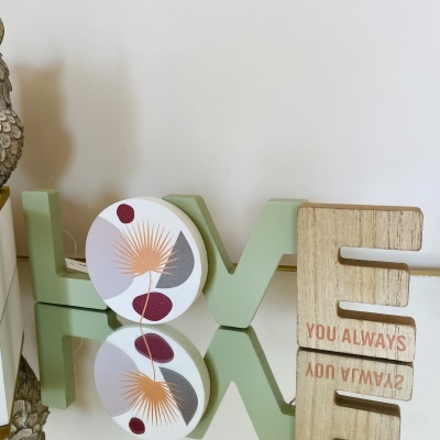 Decoração de mesa letras LOVE com padrões geométricos e texto YOU ALWAYS