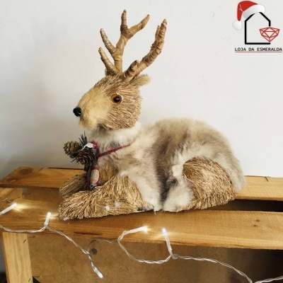 Figura decorativa de rena bege e castanha em madeira clara com luzes brancas.