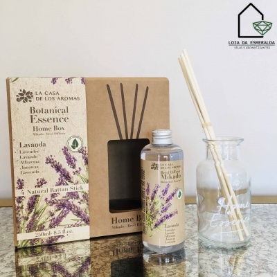 Conjunto de aromatizador Lavanda com embalagem, garrafa e varetas em jarra de vidro