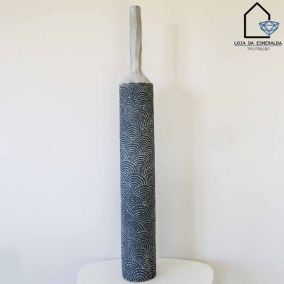 Vaso decorativo alto cinza com padrão de ondas brancas e logótipo da loja ao fundo