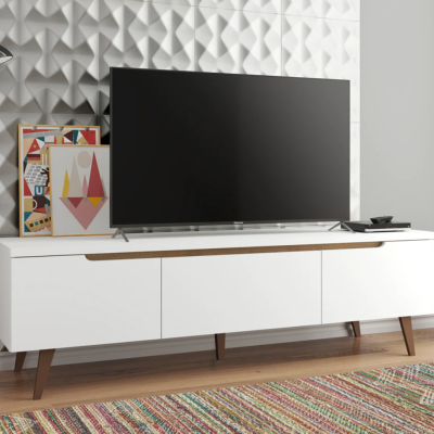 Móvel branco com detalhes em madeira castanha, televisão preta, quadros coloridos e planta em sala de estar.