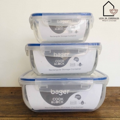 Três caixas de armazenamento retangulares transparentes com tampas azuis empilhadas