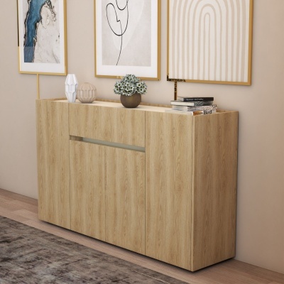 Móvel de arrumação em madeira clara com três portas e decoração no topo