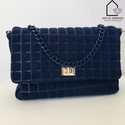 Mala azul escura com textura quadrada e alça de corrente