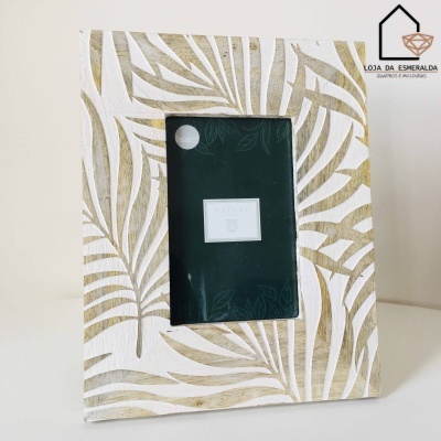 Moldura fotográfica de madeira com padrão de folhas e espaço para foto