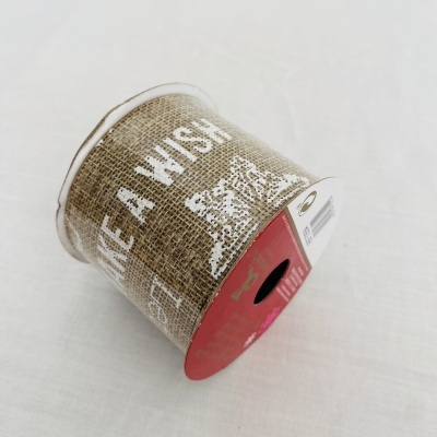 Rolo de fita decorativa de tecido tipo juta com texto branco e base vermelha