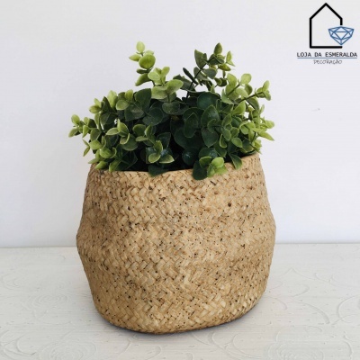 Vaso cachepot em fibra natural trançada com plantas artificiais verdes