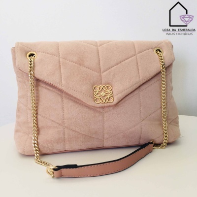 Mala rosa claro com corrente dourada e fecho com logo