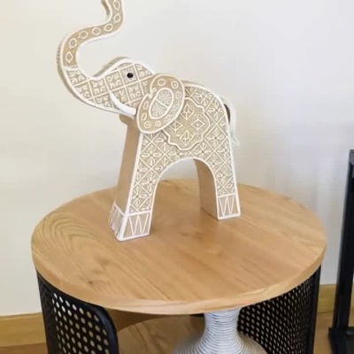 Peça Decorativa Elefante com Padrões Geométricos em Resina